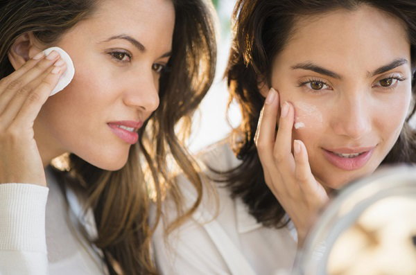 Japonki słyną z pięknej i promiennej cery m.in. dlatego, że ich podejście do wyglądu polega na wieloetapowej trosce o skórę.