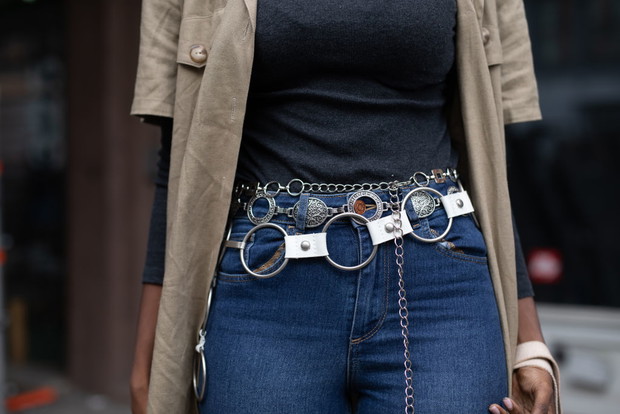 Trendy jesień 2019: łańcuszkowe pasy