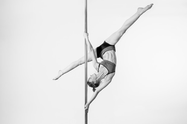 Pole dance - co jest pięknego w ćwiczeniach z rurką?
