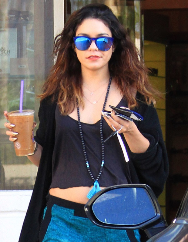 Vanessa Hudgens z kawą
