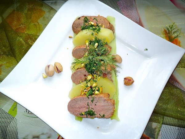 Polędwica z pistacjami i ziemniakami