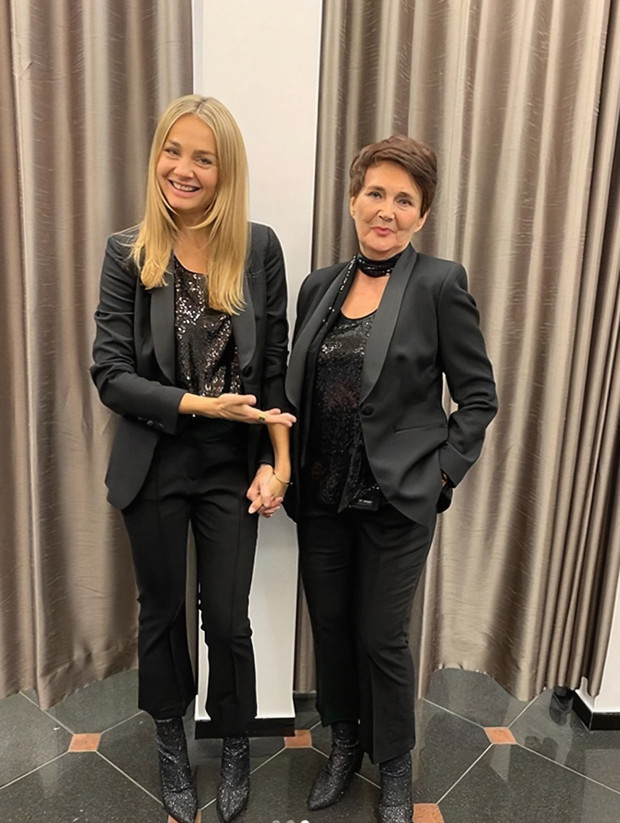 Małgorzata Socha z mamą w takich samych stylizacjach