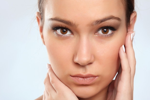 Dotykanie twarzy i włosów