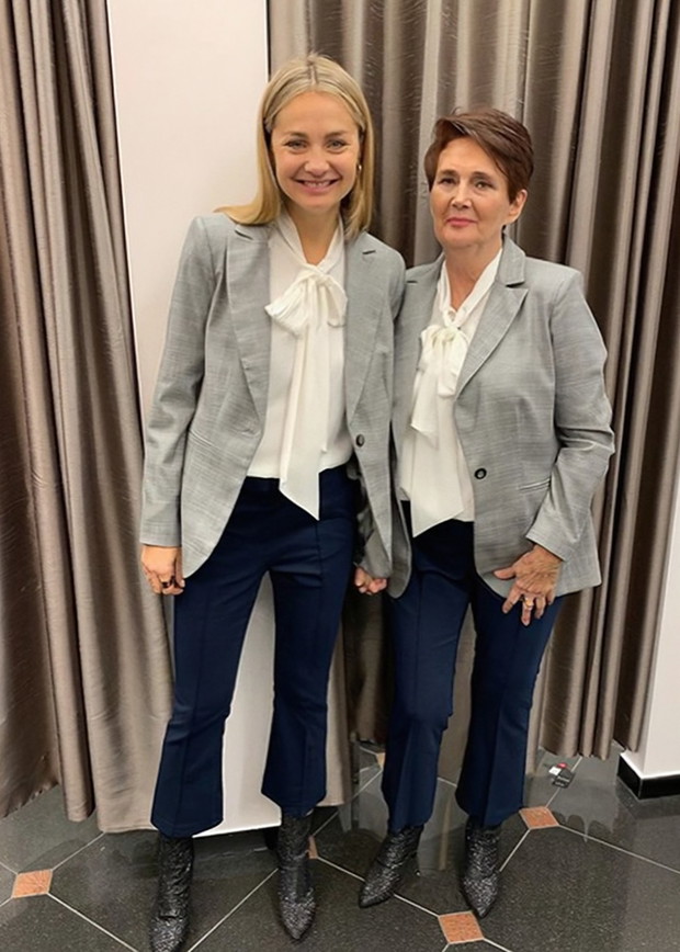 Małgorzata Socha z mamą w takich samych stylizacjach
