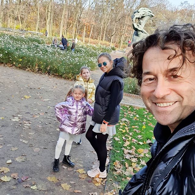 Piotr Rubik z rodziną w Łazienkach Królewskich