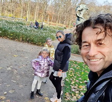 Piotr Rubik z rodziną w Łazienkach Królewskich