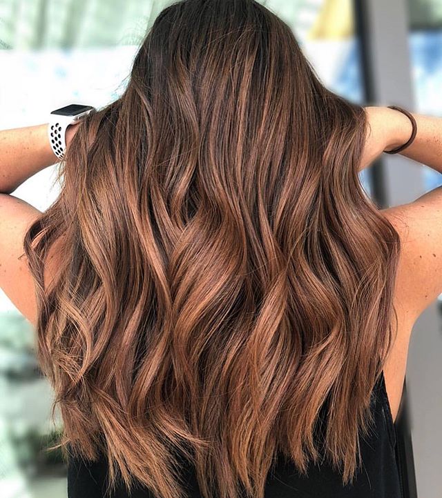 Cynamonowy brąz modny kolor włosów 2019