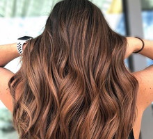 Cynamonowy brąz modny kolor włosów 2019