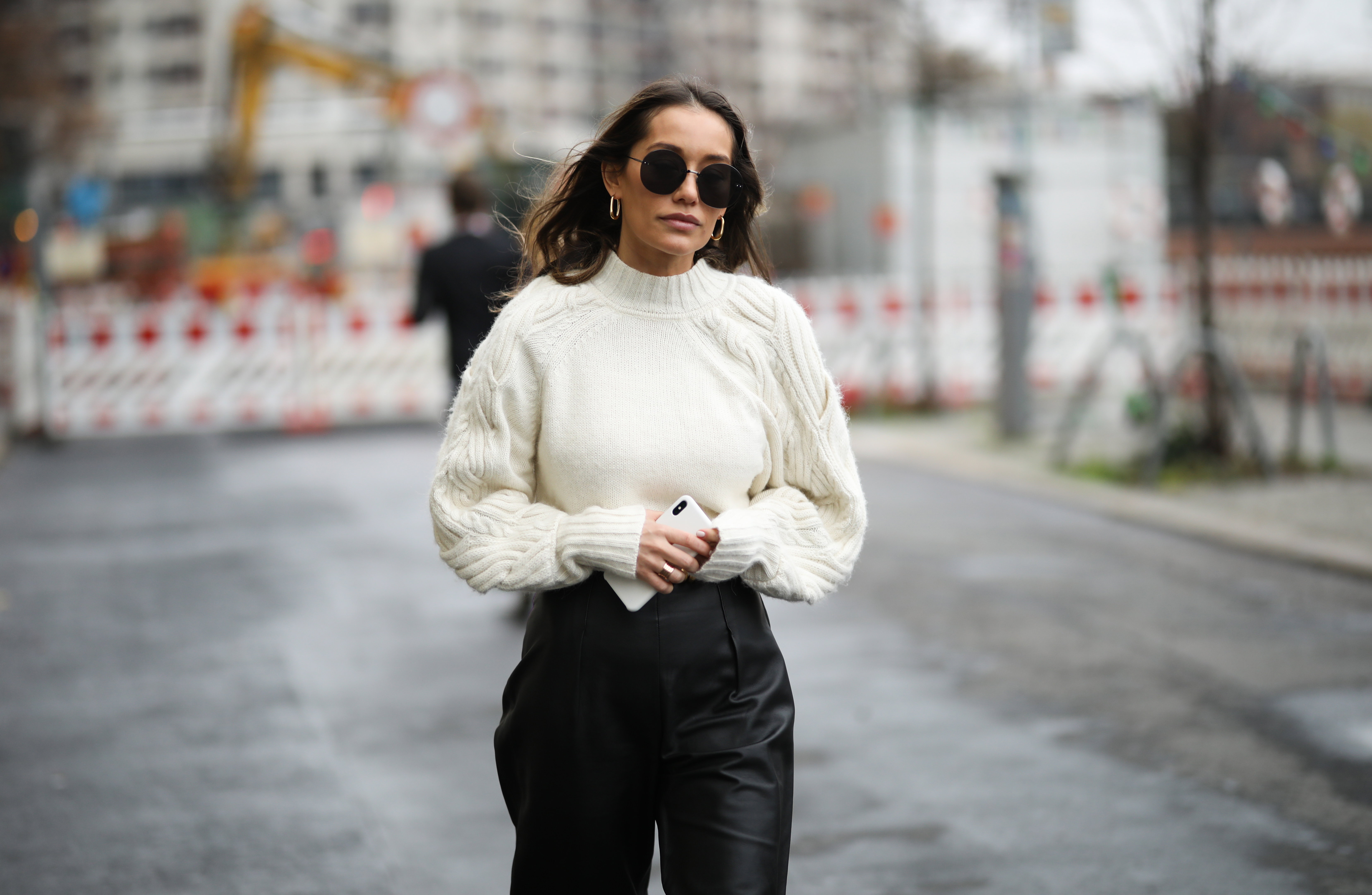 Beżowy sweter hitem sezonu zima 2019: najmodniejszy sweter na zimę