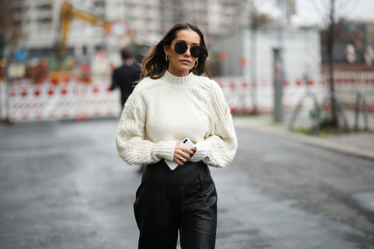 Beżowy sweter hitem sezonu zima 2019: najmodniejszy sweter na zimę