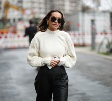 Beżowy sweter hitem sezonu zima 2019: najmodniejszy sweter na zimę