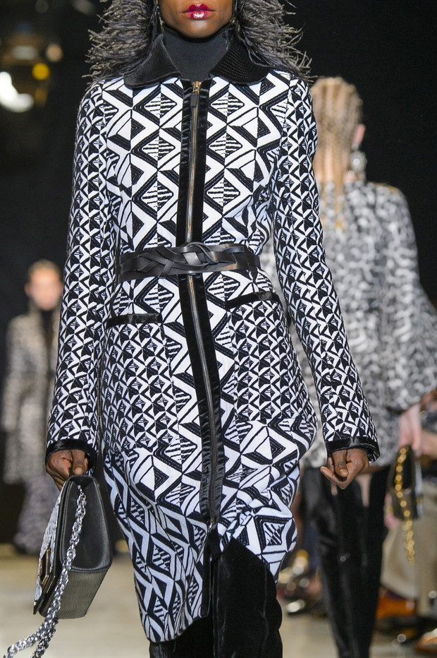 8. KOBIECY KOŁNIERZYK?