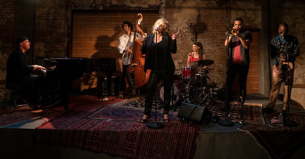 Joanna Kulig na planie nowego serialu Netflixa The Eddy