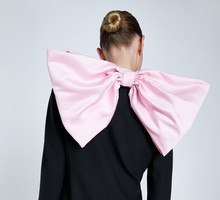 Sukienka z kokardą Zara; 449 zł Sukienki na Sylwestra z sieciówki 2019