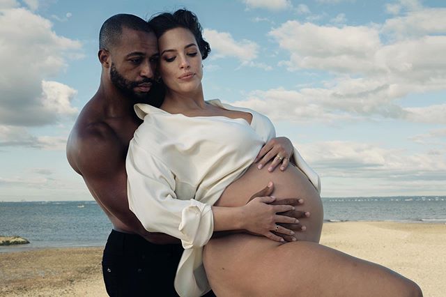Ashley Graham pokazuje zdjęcia w nago w ciąży