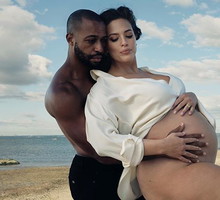 Ashley Graham pokazuje zdjęcia w nago w ciąży