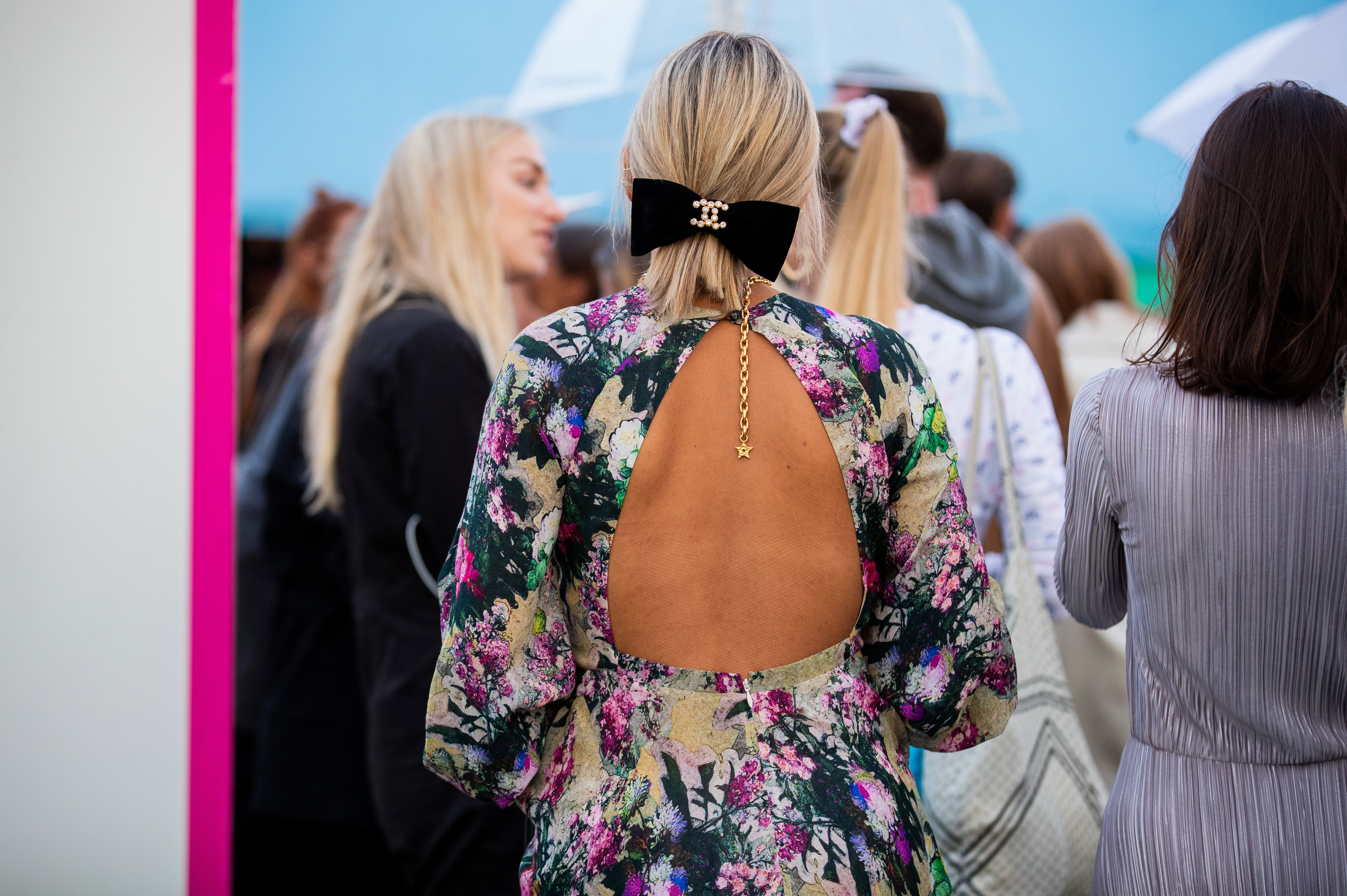 Sukienki bez pleców na Sylwestra 2019: sukienki z wyprzedaży zimowych 2019