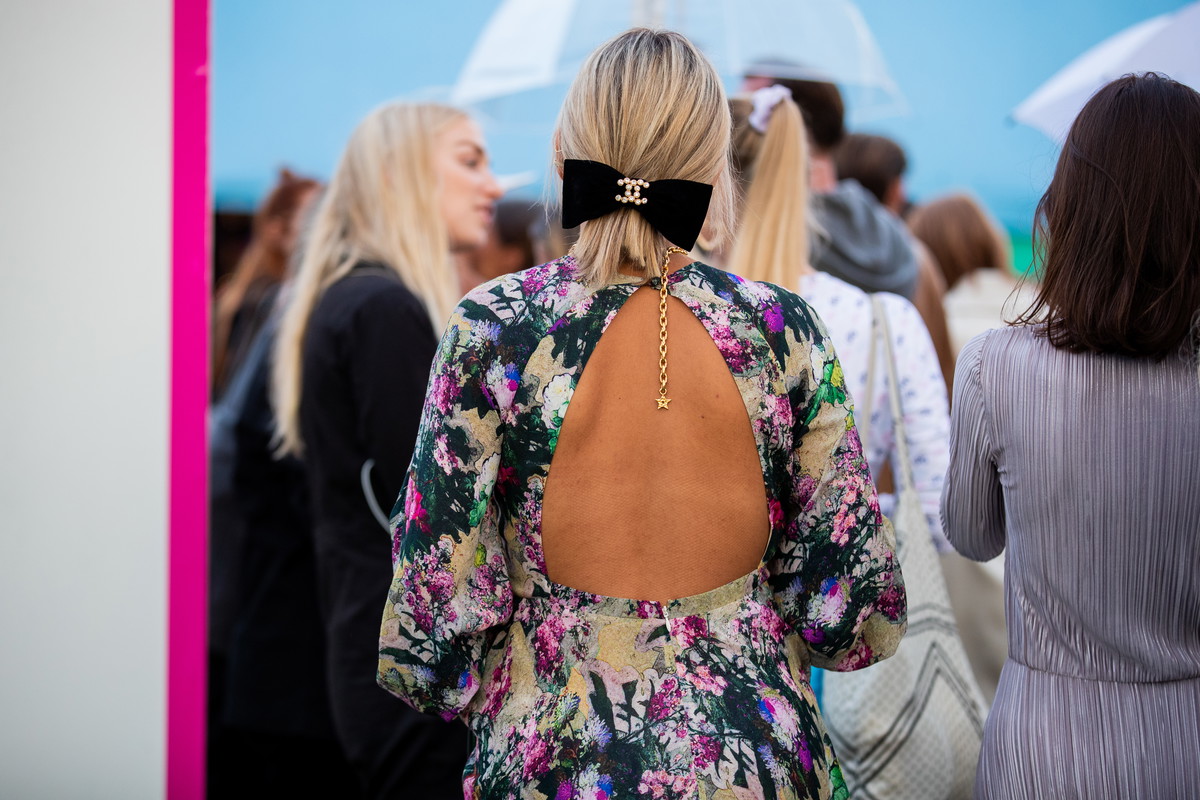 Sukienki bez pleców na Sylwestra 2019: sukienki z wyprzedaży zimowych 2019