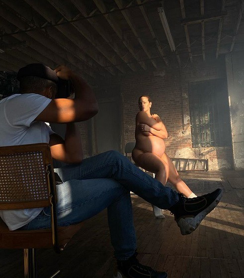 Ashley Graham pokazała nagie zdjęcie w ciąży