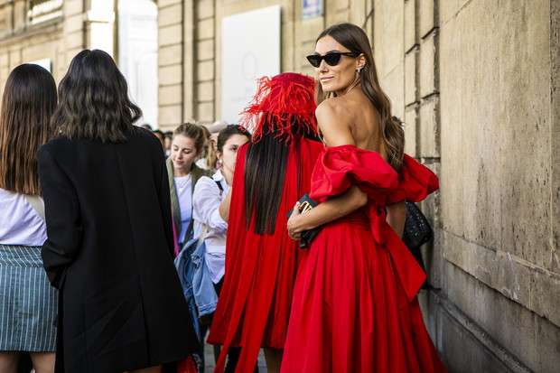 Sukienki bez pleców na Sylwestra 2019: sukienki z wyprzedaży zimowych 2019