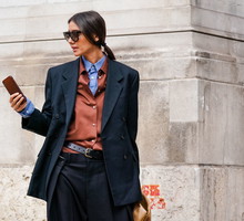 Trendy na wiosnę niebieska koszula oxford trendy moda 2020