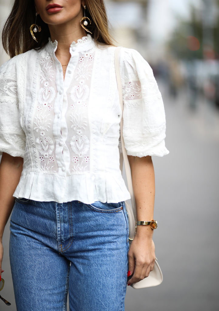 Bluzka ze stójką trendy moda wiosna 2020