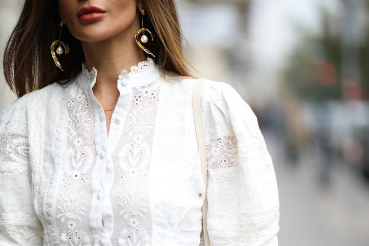 Bluzka ze stójką trendy moda wiosna 2020