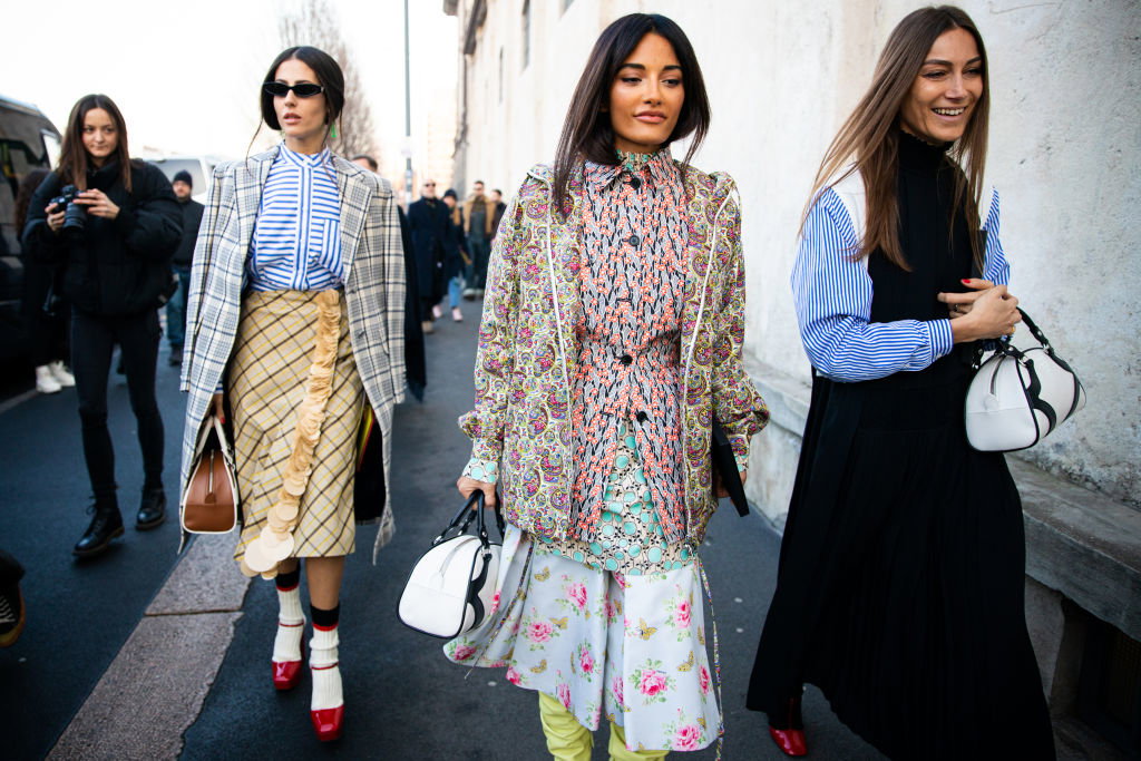 Modne sukienki z wzorami vintage: moda trendy 2020