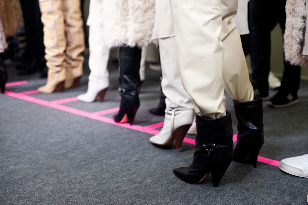 Modne kozaki na jesień na obcasie do 5 cm