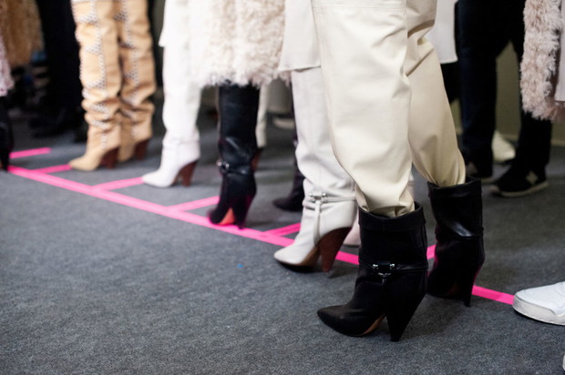 Modne kozaki na jesień na obcasie do 5 cm