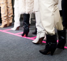 Modne kozaki na jesień na obcasie do 5 cm