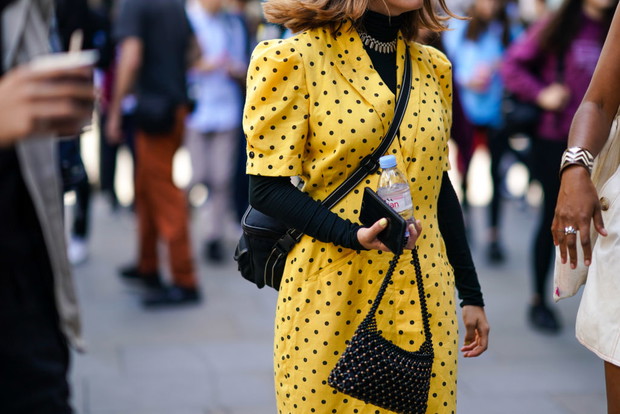 Kolorowa sukienka w grochy: trendy moda 2020