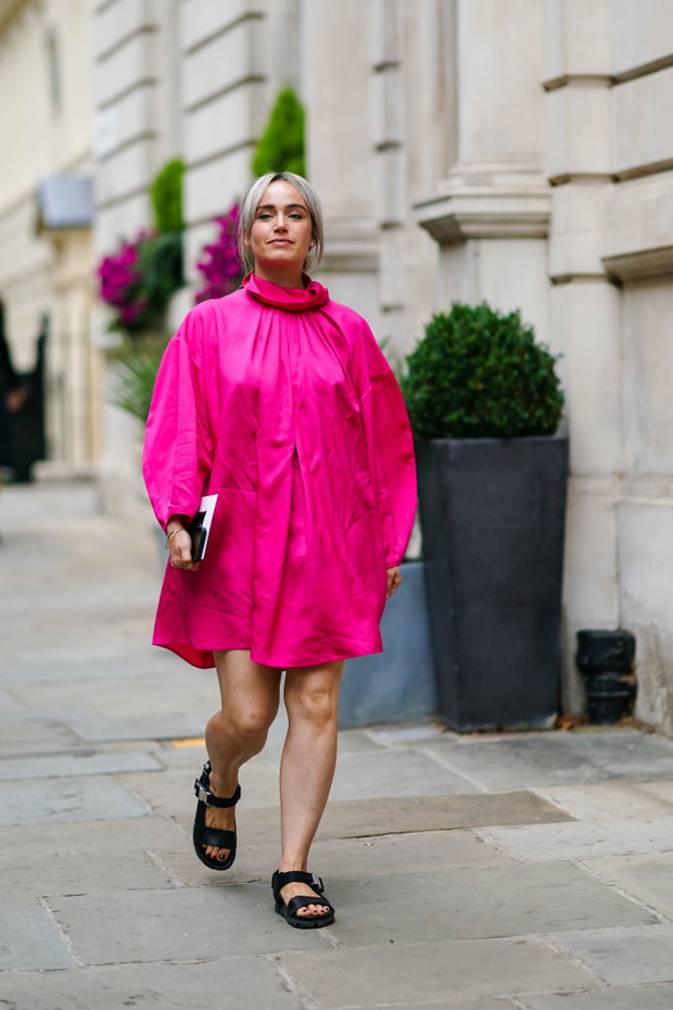 Modne neonowe sukienki: trendy moda 2020