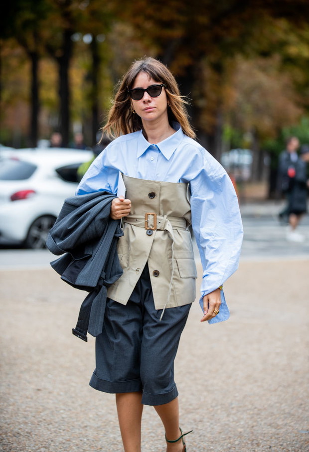 Trendy na wiosne 2020 niebieska koszula trendy moda 2020