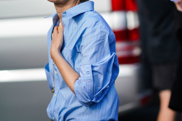 Trendy na wiosnę niebieska koszula oxford trendy moda 2020