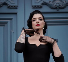 Kabaretki – jak je nosić, by wyglądały dobrze? Stylizacje z Instagrama