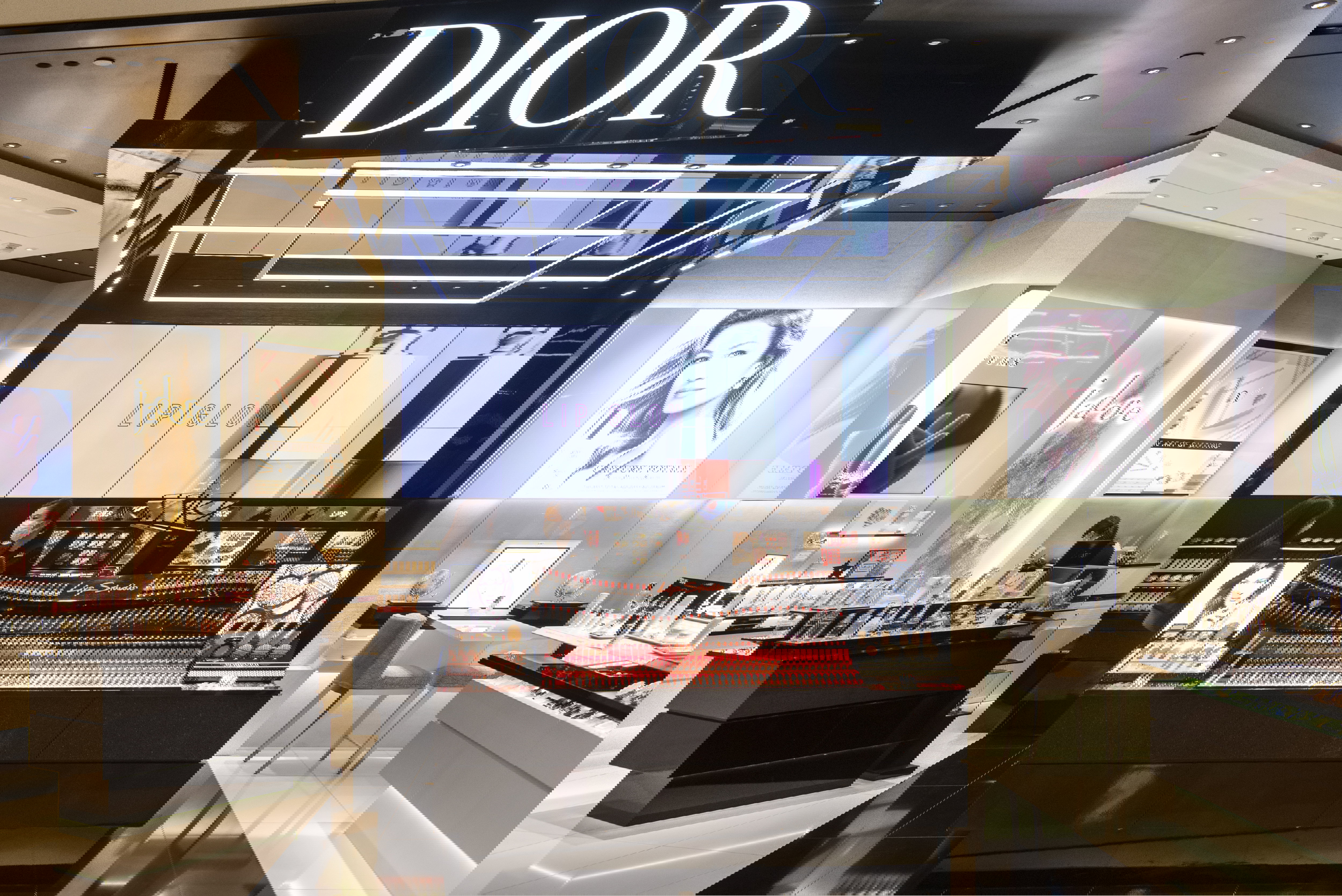 Żel antybakteryjny zamiast perfum: właściciel marek Louis Vuitton i Dior tak wspiera walkę z koronawirusem we Francji