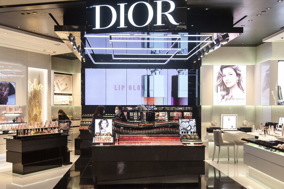 Żel antybakteryjny zamiast perfum: właściciel marek Louis Vuitton i Dior tak wspiera walkę z koronawirusem we Francji