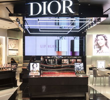 Żel antybakteryjny zamiast perfum: właściciel marek Louis Vuitton i Dior tak wspiera walkę z koronawirusem we Francji