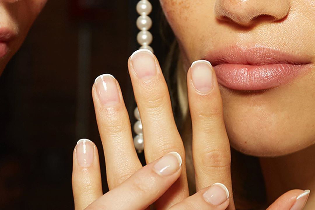 Micro french manicure