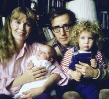 Woody Allen i Mia Farrow z dziećmi