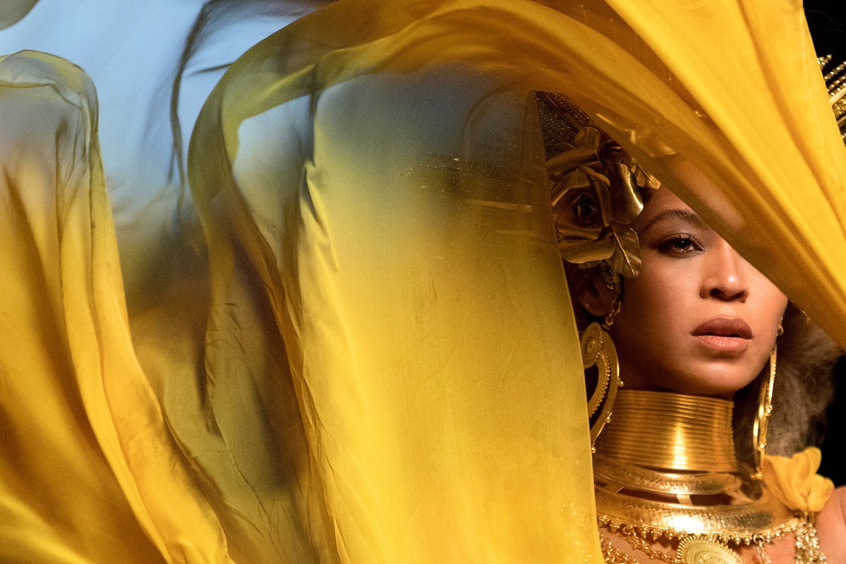Beyoncé podczas występu na Grammy 2017