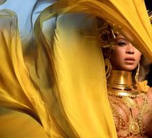 Beyoncé podczas występu na Grammy 2017