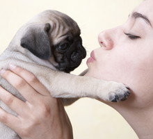 Moda trendy na wiosnę 2020: bluza z kapturem lub bez