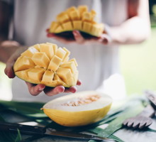 Mango: jak jeść ten rajski owoc? Jakie właściwości posiada mango i w jakich sprawdza się przepisach?