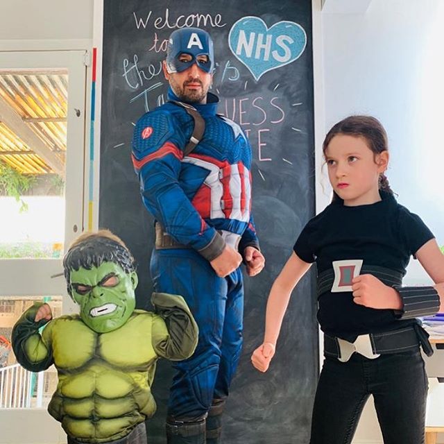 Rodzina z Londynu odtwarza sceny z filmów