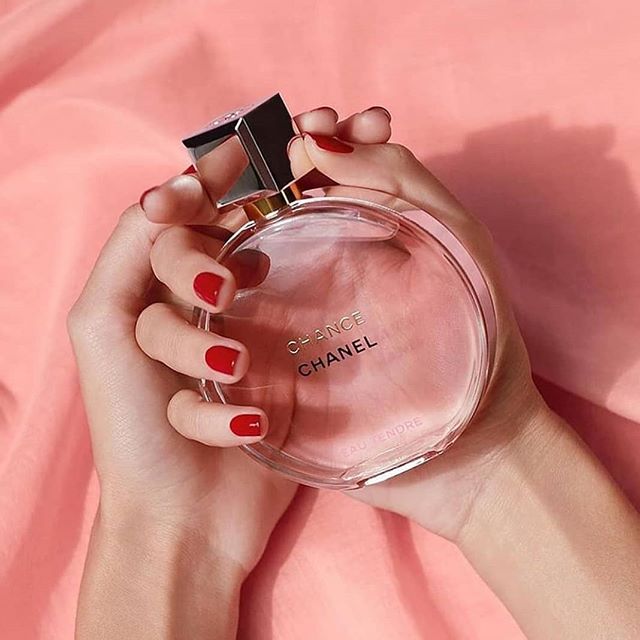 Perfume layering:  Jak przedłużyć trwałość perfum?