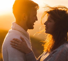 Zakochana para na tle zachodzącego słońca