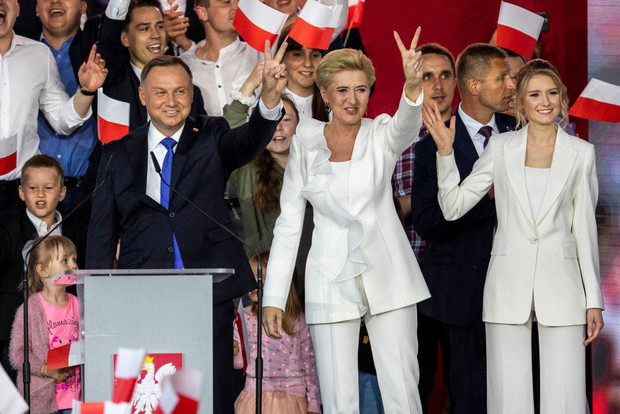 Agata Duda, Andrzej Duda i Kinga Duda na wieczorze wyborczym