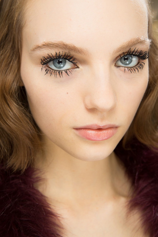 Podkreśl mocno rzęsy, zwłaszcza centralną część